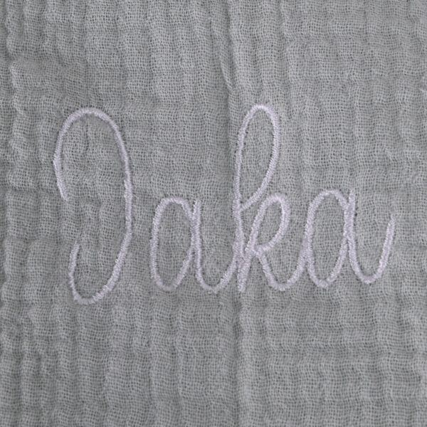 Personalizirano vezenje na darilu za novorojenčka